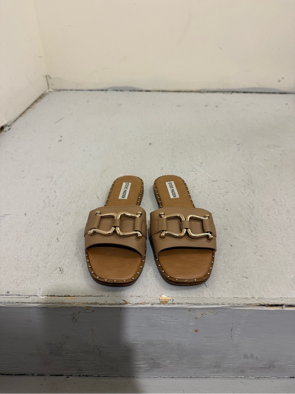 Steve Madden Tan Leather Sandals Womens Size 8 with Gold Buckle Detail